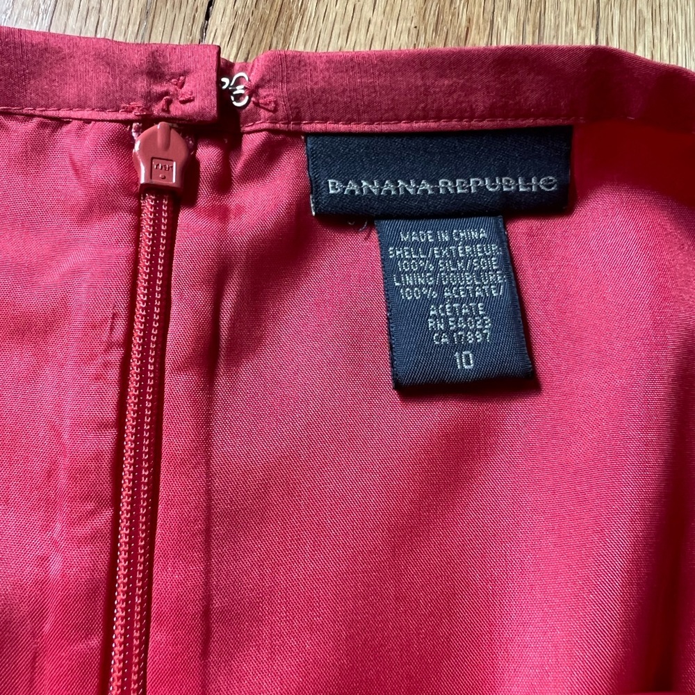 Never worn Banana Republic silk skirt - Picture 3 of 4